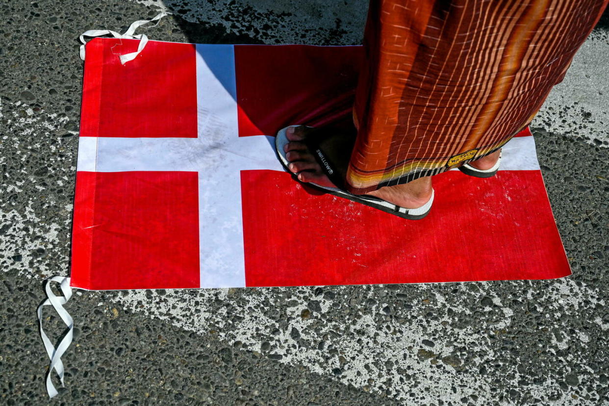 Un manifestant foule aux pieds un drapeau du Danemark lors d'un rassemblement à Banda Aceh (Indonésie), le 3 février 2023, pour protester après que des exemplaires du Coran ont été incendiés à Copenhague.  - Credit:Chaideer Mahyuddin/AFP