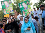 Supporters of Pakistan's former Prime Minister Nawaz Sharif chant slogans during his appearance before the accountability court in connection with the corruption references filed against him, in Islamabad, Pakistan September 26, 2017. REUTERS/Faisal Mahmood