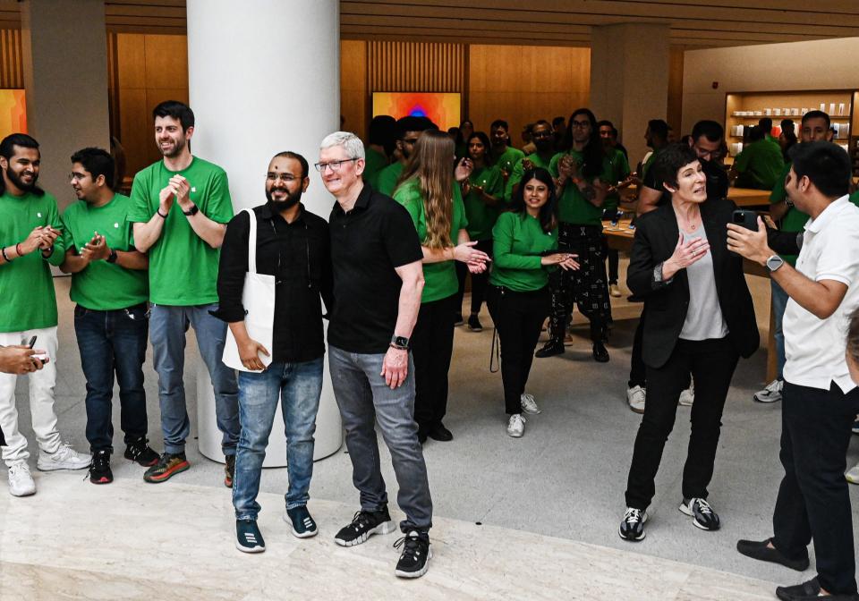 Tim Cook wohnte der Eröffnung des ersten Apple Stores in Neu-Delhi im April 2023 bei. - Copyright: Hindustan Times/Getty Images