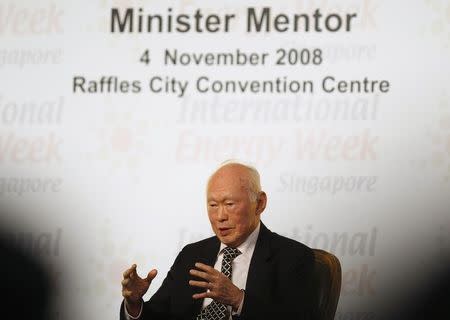 Singapore's former prime minister Lee Kuan Yew delivers the inaugural Singapore Energy Lecture during International Energy Week in Singapore November 4, 2008. REUTERS/Vivek Prakash/Files