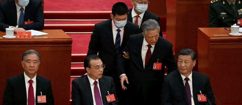Hu Jintao a été exhorté à sortir de la salle du congrès du Parti communiste chinois, Xi Jinping est resté impassible durant l'événement.  - Credit:NOEL CELIS / AFP