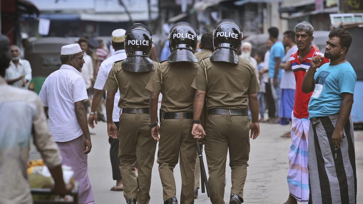 Polizisten patrouillieren in einer muslimischen Nachbarschaft von Colombo, bevor die Freitagsgebete abgehalten werden. Foto: Manish Swarup/AP