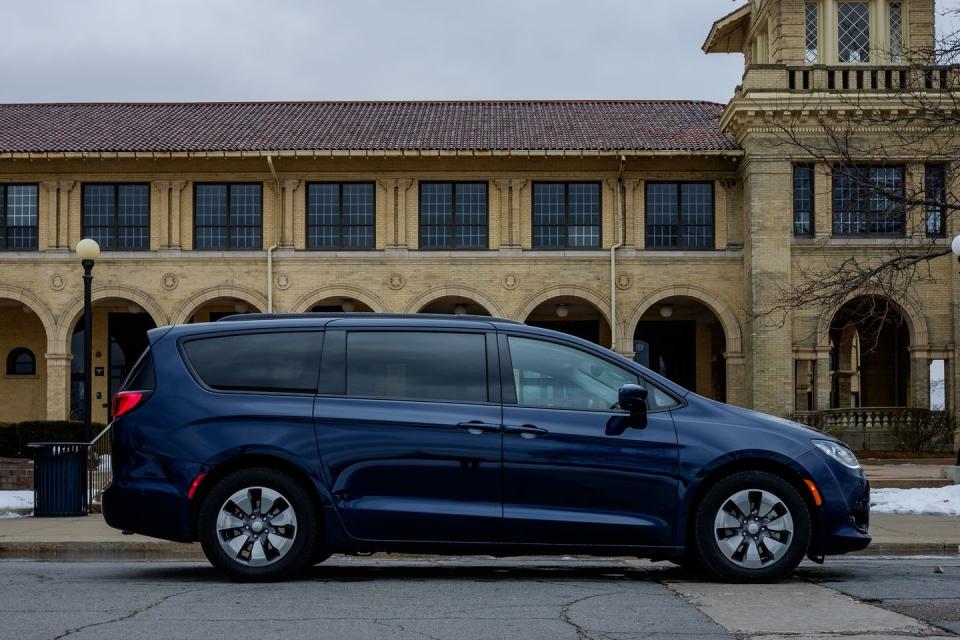 <p>2018 Chrysler Pacifica hybrid</p>