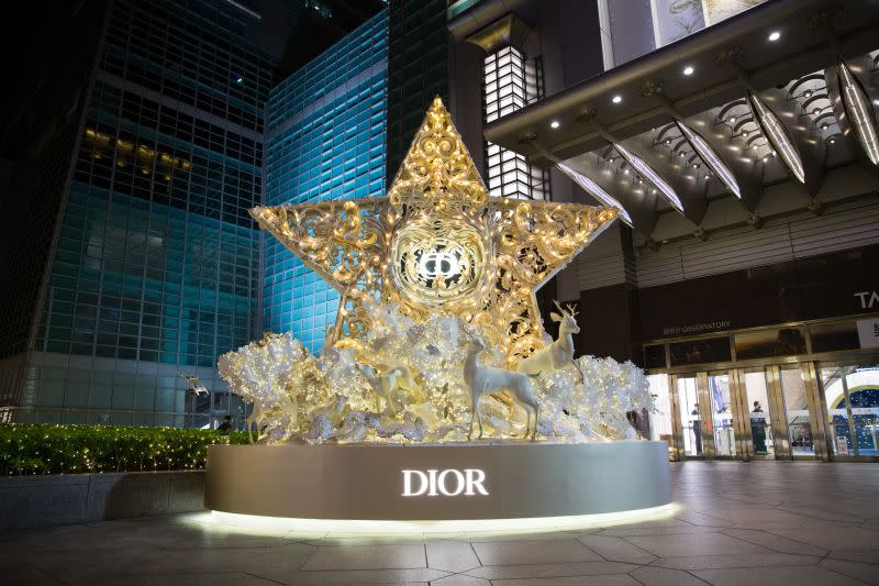 ▲戶外金光閃閃的「DIOR Lucky Star耶誕樹」，也是必拍景點之一。（圖／台北101提供）