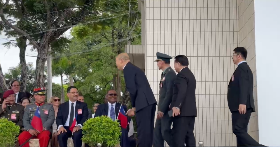 在陸軍將領的領路下，韓國瑜（中）和貴賓致意。（圖/中天新聞）