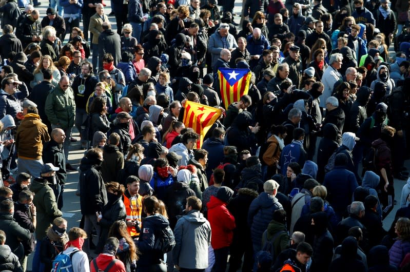 Manifestantes independentistas catalanes asisten a una manifestación frente a la estación de tren de Sants en Barcelona, España, el 16 de noviembre de 2019