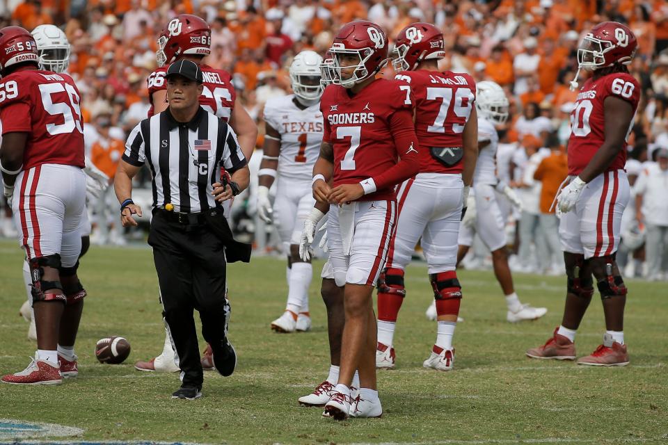 Oklahoma Sooners quarterback Nick Evers (7) looks to the sideline during the Red River Showdown college football game between the University of Oklahoma (OU) and Texas at the Cotton Bowl in Dallas, Saturday, Oct. 8, 2022. Texas won 49-0.<br>Lx19270