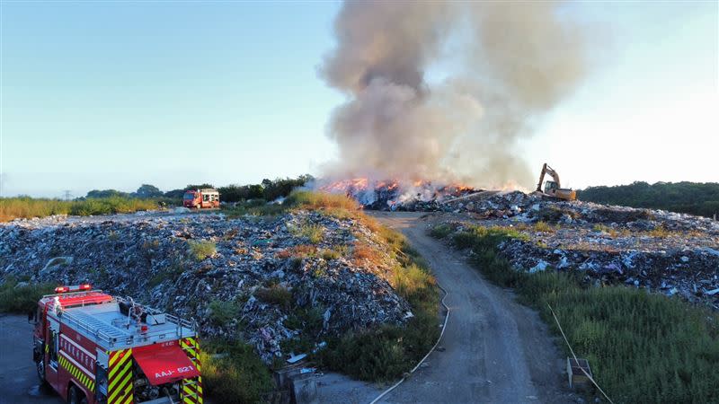 苗栗市西山垃圾場大火，燃燒面積約1公頃，警消聯手空勤直升機灌救中。（圖／翻攝畫面）