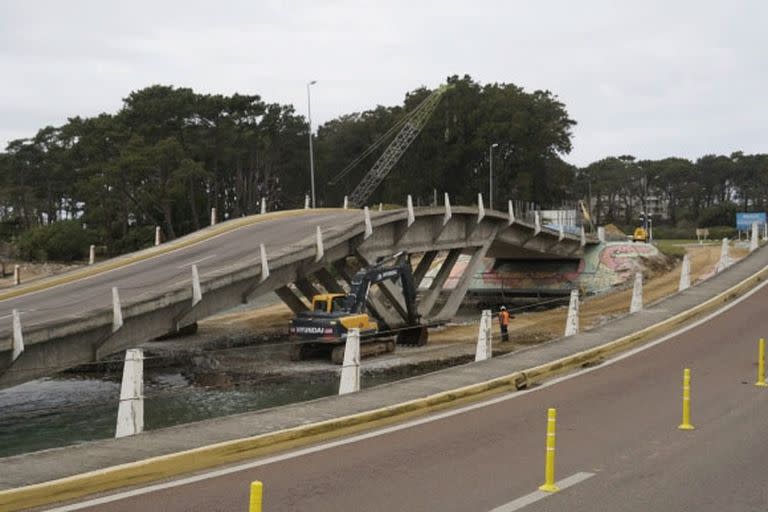 Personas trabajando en el puente de La Barra