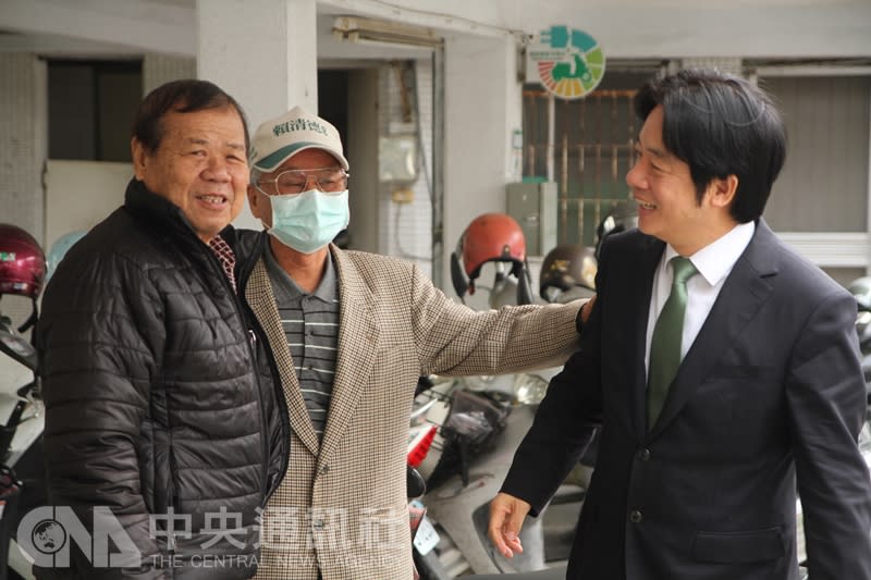 行政院長賴清德（右）6日上午到台南市新興國中參與民進黨黨席主補選投票，與其他前往投票的民眾互動熱絡。（中央社）