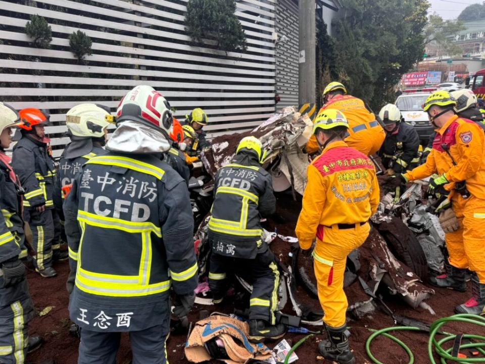 台中市北屯區東山路一輛砂石車經過轉彎路段時失控翻覆，壓到一輛休旅車，造成車上母子命危。翻攝畫面