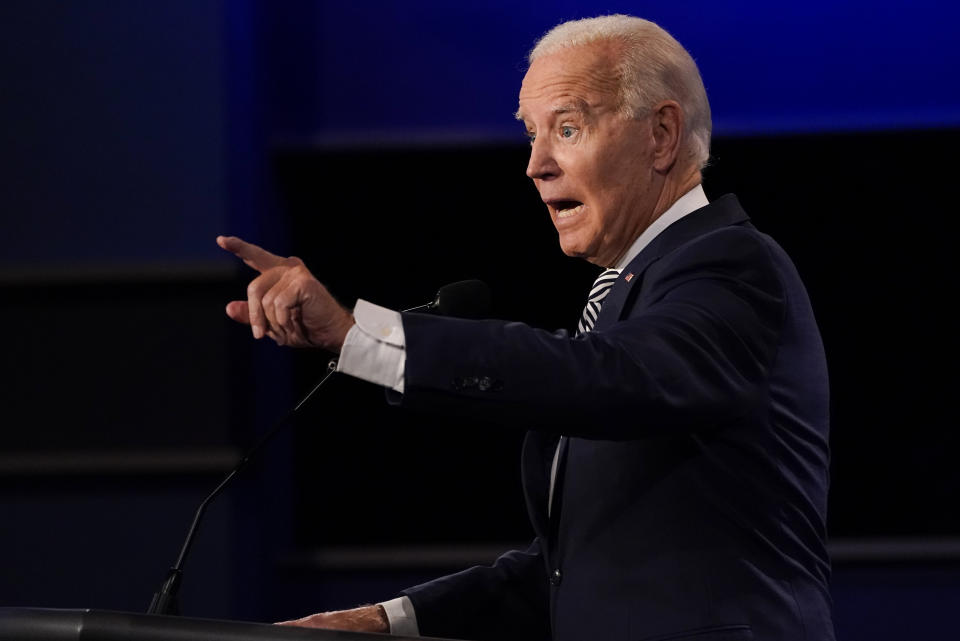 El ex vicepresidente y candidato demócrata a la presidencia de Estados Unidos, Joe Biden, hace gestos durante el primer debate de la campaña el martes 29 de septiembre de 2020 en la Clínica Cleveland de la Universidad Case Western en Cleveland, Ohio. (AP Foto/Julio Cortez)