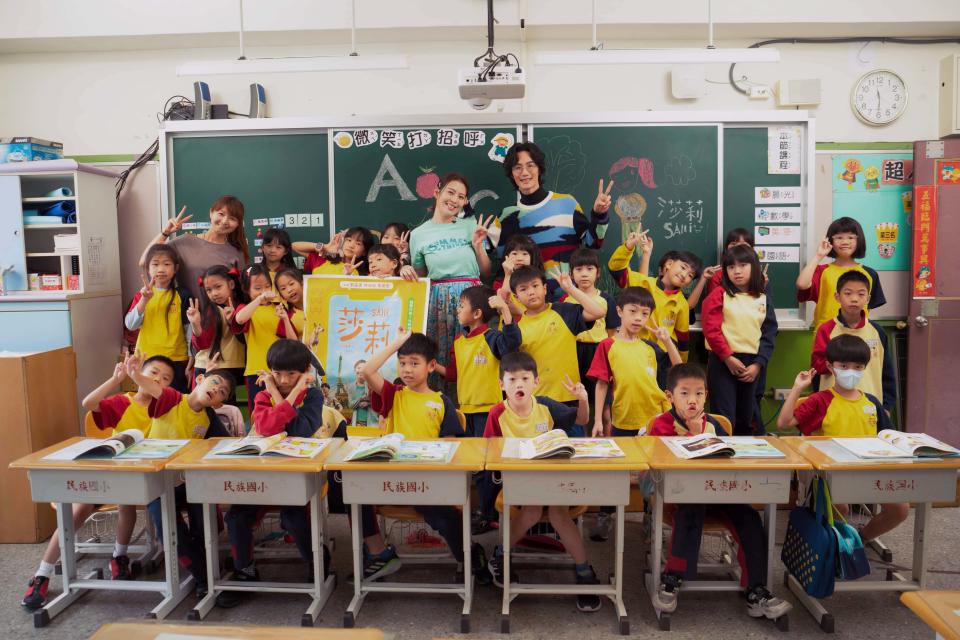 劉品言（中左）與李英宏（中右）重返校園和小學生齊跳電影插曲《ABC Song》的手勢舞。（圖／伯樂影業）