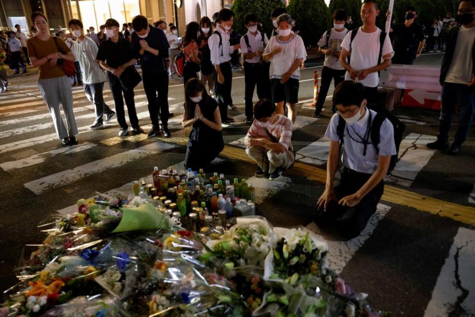 前日相安倍晉三遭槍殺不治，民眾在案發地點奈良大和西大寺站附近獻花致哀。（路透）