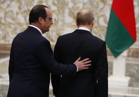 French President Francois Hollande and Russian President Vladimir Putin (R) walk after a meeting in Minsk, February 11, 2015. REUTERS/Grigory Dukor