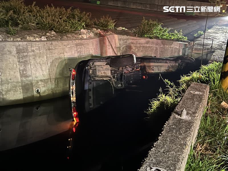 自小客逆向超車，衝出路口撞上救護車，自己的車也墜入排水溝中。（圖／翻攝畫面）