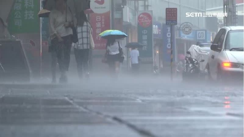 中度颱風卡努逐漸逼近，中央氣象局今傍晚發布陸警。（示意圖／資料照）