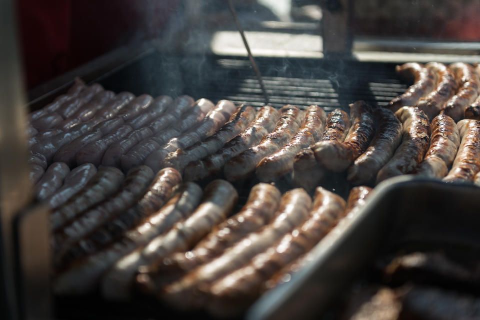 Für eine Bratwurst lassen sich offenbar auch impfskeptische Thüringer pieksen (Symbolbild: Getty Images)