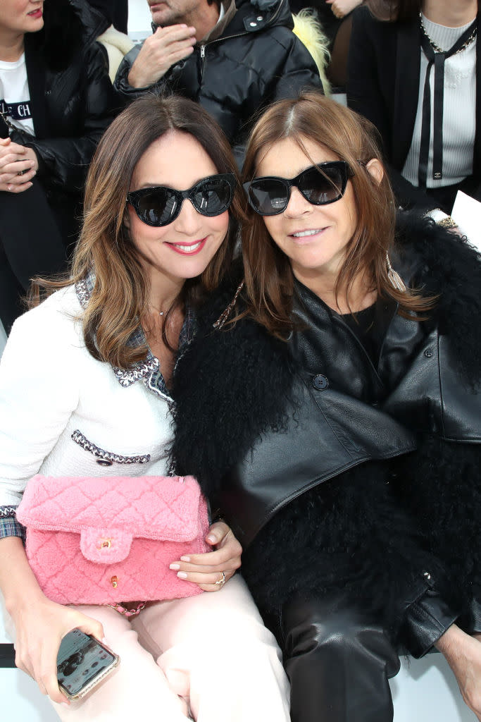 Éblouies par les flashes ? Par la beauté de la nouvelle collection ou par la scénographie immaculée ? Elsa Zylberstein et Carine Roitfeld ont préféré garder leurs lunettes noires pour apprécier le spectacle du défilé Chanel ! ©Getty Images