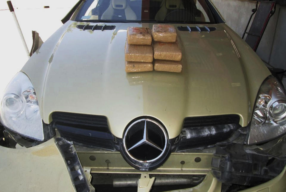 ARCHIVO - En esta fotografía del 20 de julio de 2015 proporcionada por la Oficina de Aduanas y Protección Fronteriza se muestran paquetes de cocaína con un valor de 134.000 dólares encontrados ocultos en un automóvil Mercedes Benz en un cruce fronterizo de Lukeville, Arizona. (Customs and Border Protection Officer of Field Operations via AP, Archivo)