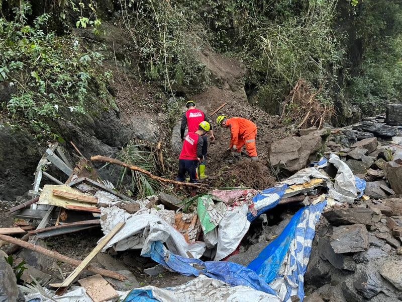 ▲新竹縣尖石鄉錦屏野溪溫泉，今（25）日因連日大雨，造成山壁滑落土石崩塌，一男疑似遭到土石掩埋，警消人員正徒手開挖救人。（圖／翻攝畫面）