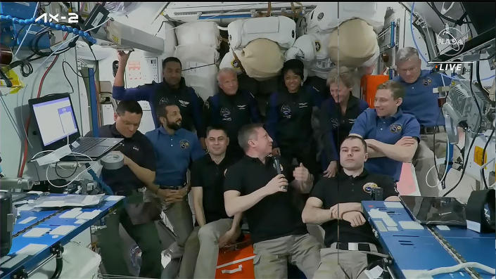 Ruimtestationcommandant Sergey Prokopyev (microfoon in de hand) begroet Whitson, een gepensioneerde astronaut en Amerika's meest ervaren ruimtevlieger.  De commerciële bemanningsleden van Whitson, gekleed in donkere shirts, bevinden zich rechts van haar op de achterste rij (van links naar rechts): de Saoedische astronaut Ali Alqarni, copiloot John Shoffner en de Saoedische astronaut Rayyanah Barnawi.  / Fotocredit: NASA