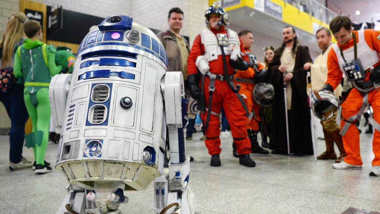 Bei Künstlicher Intelligenz denken die meisten Menschen noch immer an Film-Charakter wie den Knuddel-Roboter R2-D2 aus der Serie «Star Wars» oder die Killermaschine Terminator. Foto: Kirsty O'connor/PA Wire