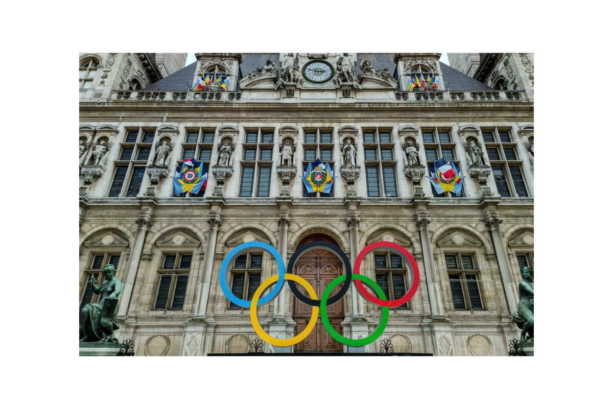 Paris : les anneaux olympiques aspergés de faux sang par des