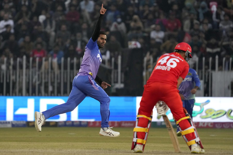 Multan Sultans' Mohammad Ali, left, celebrates after taking the wicket of Islamabad United' Haider Ali during the Pakistan Super League T20 cricket match between Islamabad United and Multan Sultans, in Rawalpindi, Pakistan, Sunday, March 10, 2024. (AP Photo/Anjum Naveed)