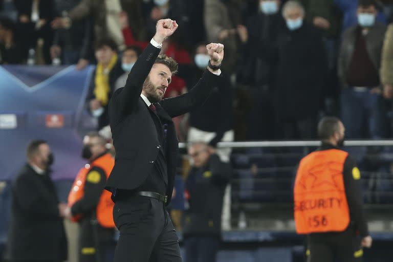 Michael Carrick festeja el triunfo con los fanáticos del United que viajaron hasta España para alentar al equipo