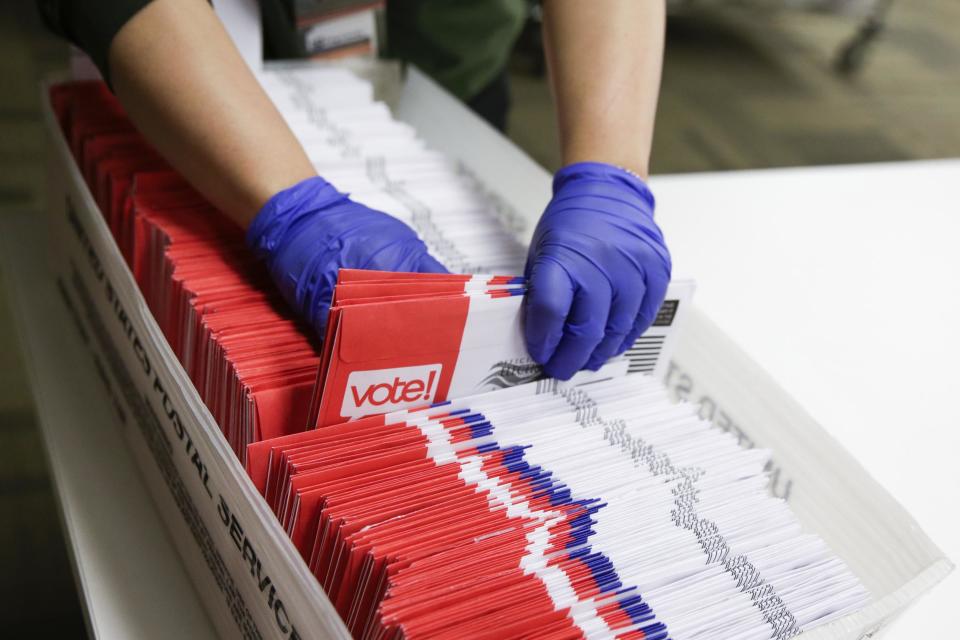 Related video: Trump makes up story about voter fraud and lies about border wall during Oval Office press conference (AFP via Getty Images)