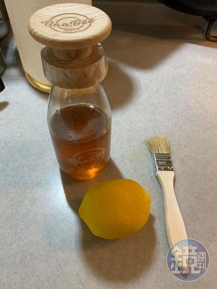 備好檸檬1顆、蜂蜜與刷子。