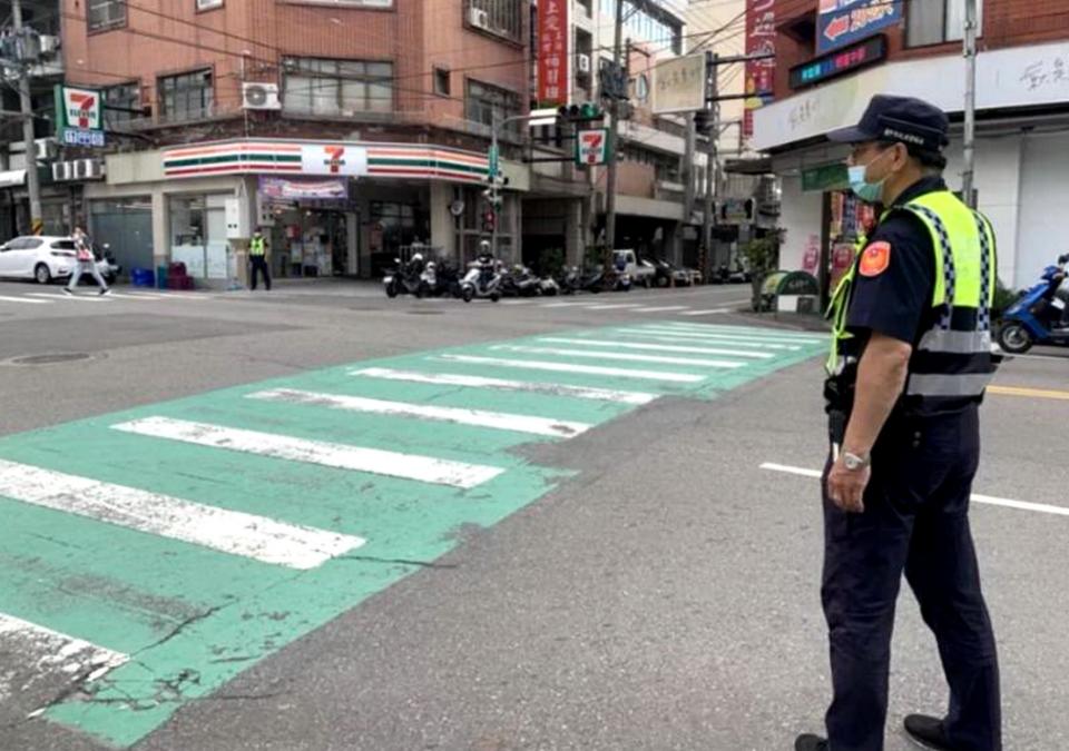 台中市警局執行「行人高發事故路口精緻執法」專案，二週已開罰一萬九千多件。（記者陳金龍攝）