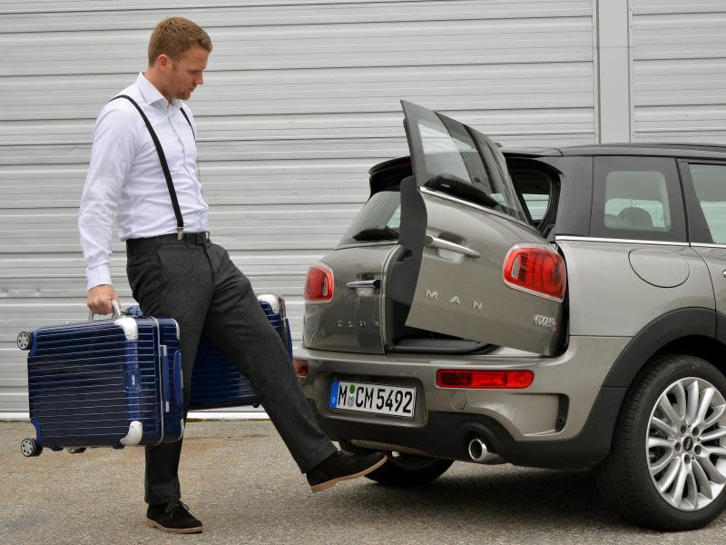 Wiedermal keine Hand frei? Gut, dass der Mini automatische Split-Doors anbietet. Diese öffnen sich mit einem angedeuteten Fußtritt wie Fensterläden zur Seite. Foto: BMW