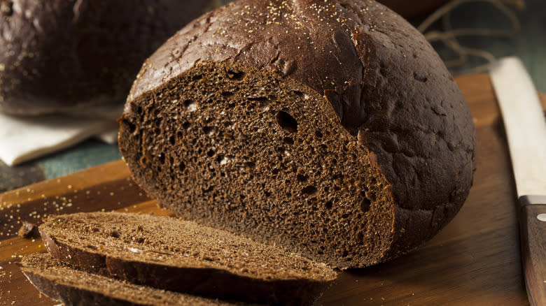 loaf of pumpernickel bread