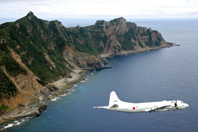 日本海上自衛隊的P-3C偵察機飛越尖閣列島（釣魚台列嶼）上空。（美聯社）