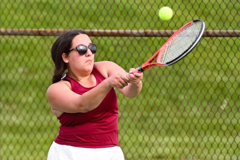 Hope Isbitts de Bloomington North golpea un revés durante su partido de tenis de dobles número uno contra Edgewood en North el martes 16 de abril de 2024.