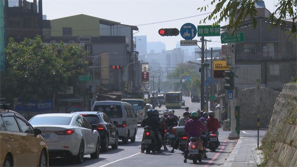 不滿與轎車駕駛發生行糾　小黃運將竟當街「衝撞轎車門」