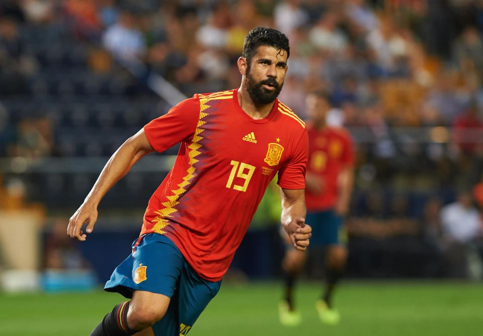 <p>Diego Costa ist einer der seltenen Spieler, die bereits für zwei Nationalmannschaften spielten. Geboren wurde er in Brasilien und spielte daher auch ab 2013 für die brasilianische Nationalelf. 2013 erhielt er jedoch ebenfalls die spanische Staatsbürgerschaft – seit 2007 spielte er ausschließlich für spanische Vereine. Infolge dessen kickt er seit 2014 für die Elf seiner neuen Heimat. Auf dem Markt wird er aktuell mit 60 Millionen gehandelt. </p>