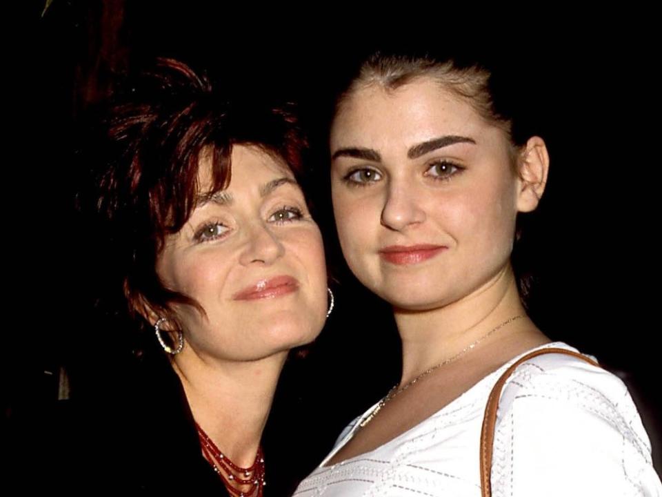 Sharon Osbourne mit ihrer Tochter Aimee (r.), die als ARO Musik macht. (Bild: imago/ZUMA Wire)