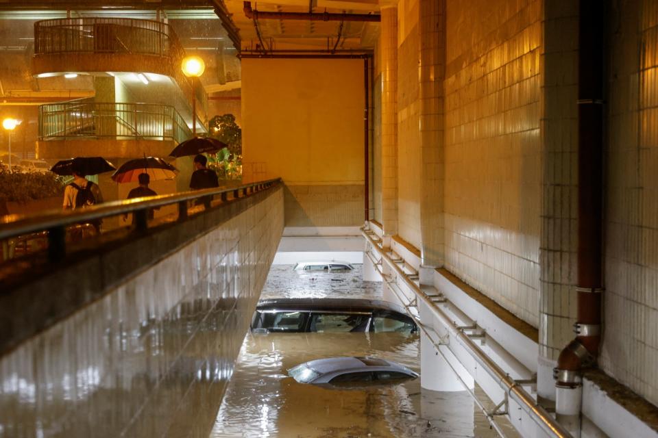 香港7日晚間突然下起暴雨，每小時降雨量創下有紀錄以來最高紀錄。多處街道積水嚴重，地下停車場也成為水庫。路透社