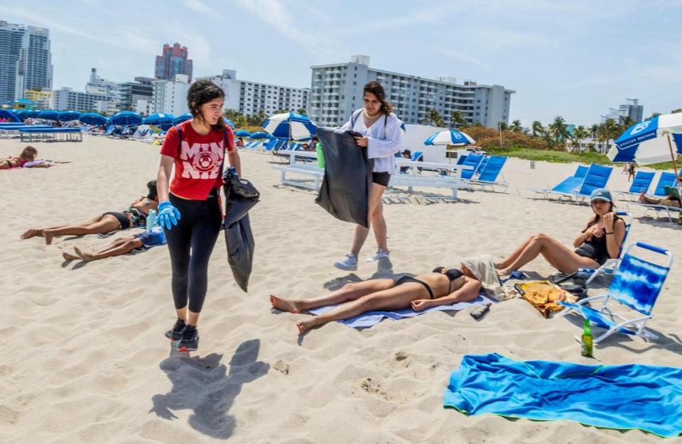 Estudiantes de diferentes escuelas del Condado Miami-Dade, incluyendo a Madeline Sahdala (a la izquierda) y Luana Yovine, de Terra Environmental Research Institute, se organizaron por su cuenta para recoger voluntariamente basura a lo largo de South Beach durante las vacaciones de primavera en Miami Beach el sábado 16 de marzo de 2024.