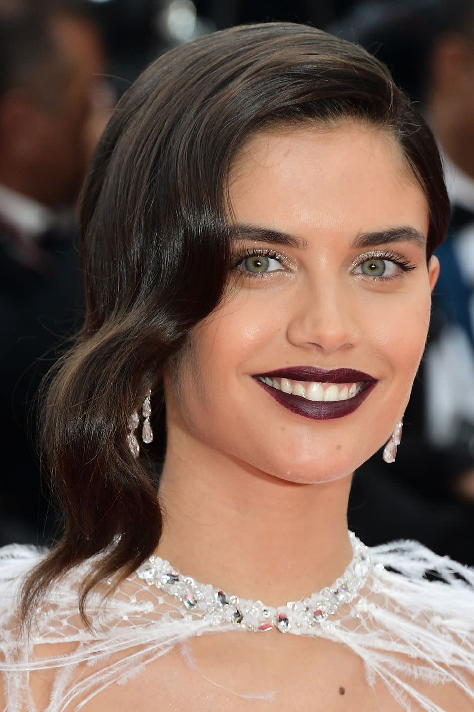 <p>Sara Sampaio stunned with a vampy aubergine lip shade which did the talking for her make-up. Her hair, styled in loose vintage-inspired waves, was side-parted and swept back in a low up-do.</p>