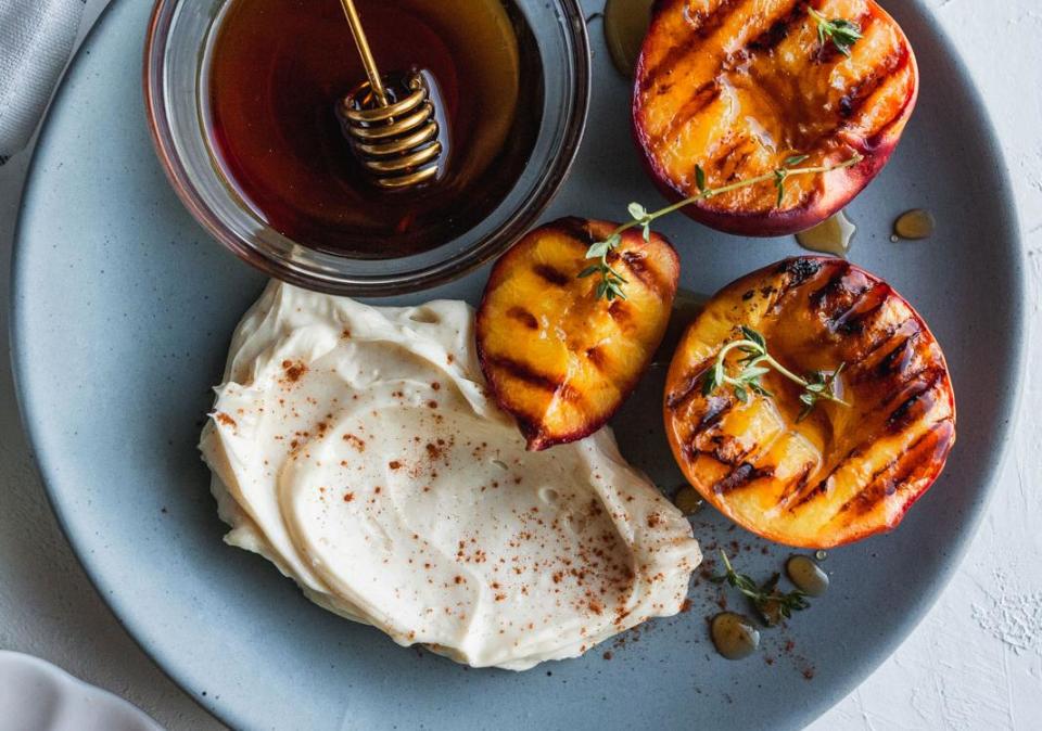 13 recettes de fruits grillés à savourer tout l'été