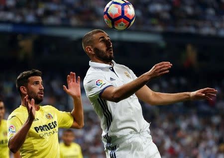 Football Soccer - Real Madrid v Villarreal - Spanish Liga Santander - Santiago Bernabeu, Madrid, Spain - 21/09/16. Real Madrid's Karim Benzema and Villarreal's Mateo Musacchio in action. REUTERS/Sergio Perez