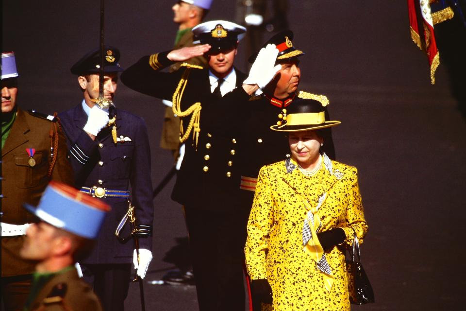 Queen Elizabeth in Berlin wearing yellow