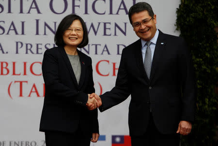 Taiwan's President Tsai Ing-wen (L) shakes hands with her Honduran counterpart Juan Orlando Hernandez during a visit to the Presidential House in Tegucigalpa, Honduras January 9, 2017. REUTERS/Jorge Cabrera