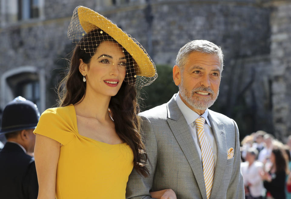 <p>So hat man Menschenrechtsanwältin Amal Clooney noch nicht gesehen. An der Seite von ihrem Ehemann George Clooney erstrahlte sie mit einem XL-Fascinator in Tellerform. Getoppt wird dieser mit einem glitzerndem Netz. Gewöhnungsbedürftig, aber modisch. (Bild: AP Photo) </p>