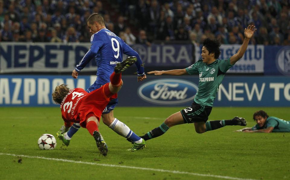 Chelsea's Fernando Torres (C rear) scores a goal past Schalke 04's goalkeeper Timo Hildebrand during their Champions League soccer match in Gelsenkirchen October 22, 2013. REUTERS/Ina Fassbender (GERMANY - Tags: SPORT SOCCER TPX IMAGES OF THE DAY)