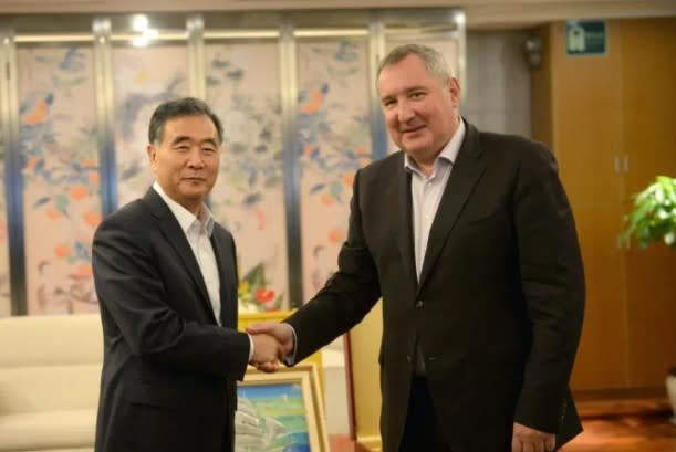 中國大陸全國政協主席汪洋與俄羅斯前副總理、聯邦太空總署署長羅戈辛。